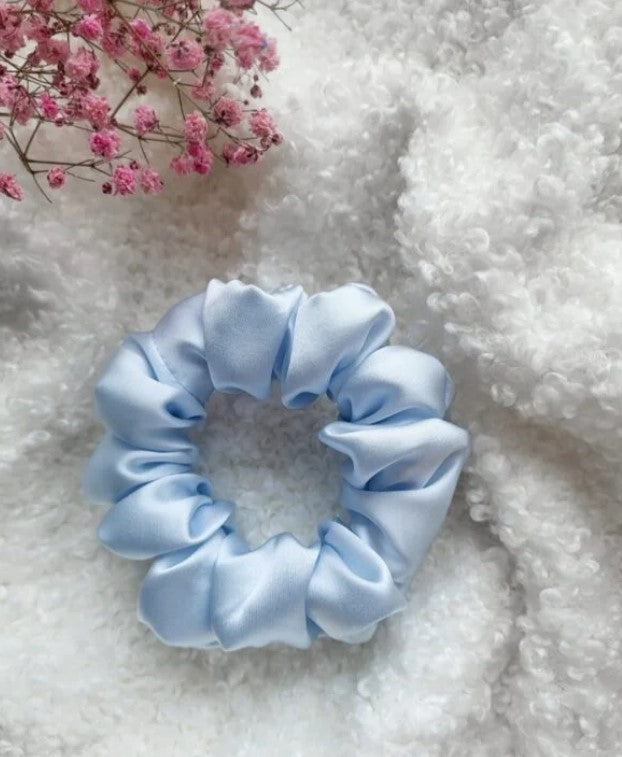 BABY BLUE ŠILKINĖ GUMELĖ