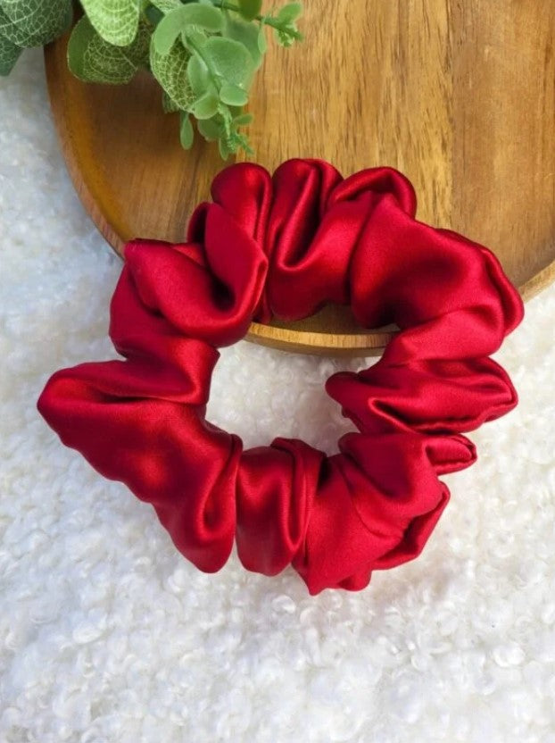 RAUDONA ŠILKINĖ GUMELĖ