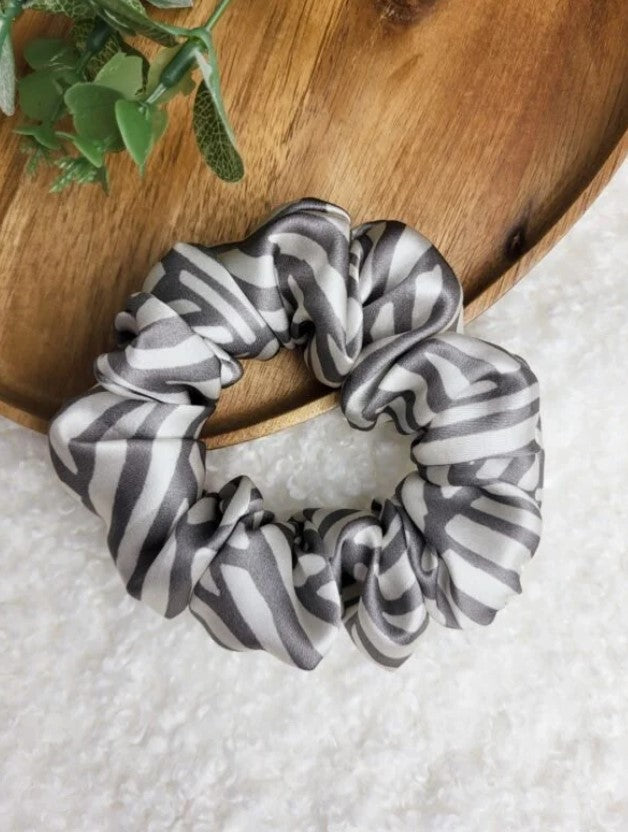 BALTA-PILKA ŠILKINĖ GUMELĖ