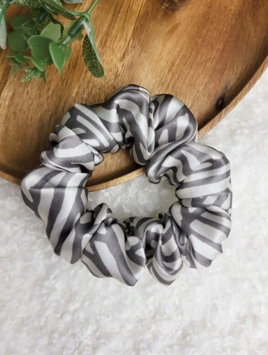 BALTA-PILKA ŠILKINĖ GUMELĖ