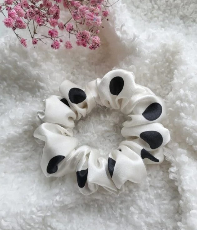 BALTA SU TAŠKELIAIS ŠILKINĖ GUMELĖ