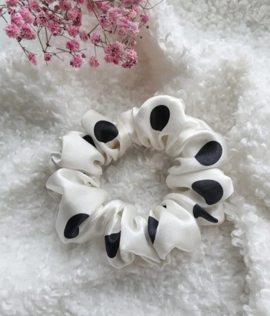 BALTA SU TAŠKELIAIS ŠILKINĖ GUMELĖ