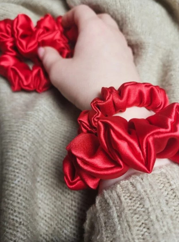 RAUDONA ŠILKINĖ GUMELĖ